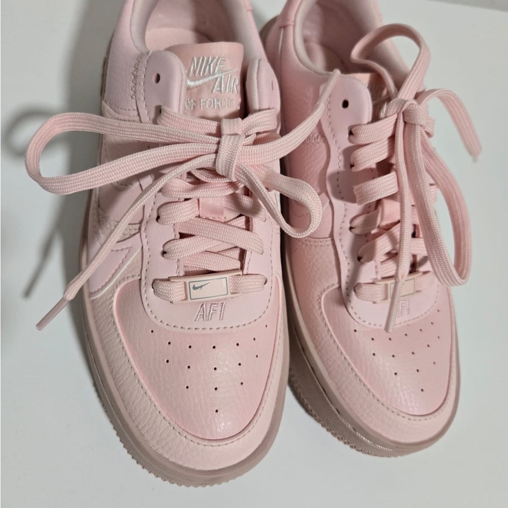 Nike Pink Low-Top Sneakers Classic Design